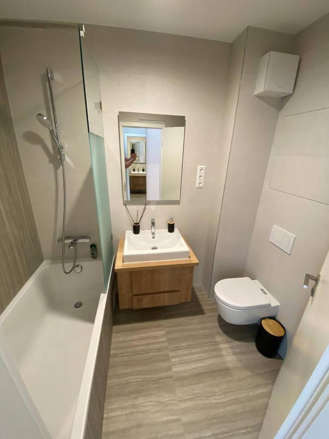 Clyde-Premium Lelle Waterfront Private Apartment Balatonlelle Exterior photo
